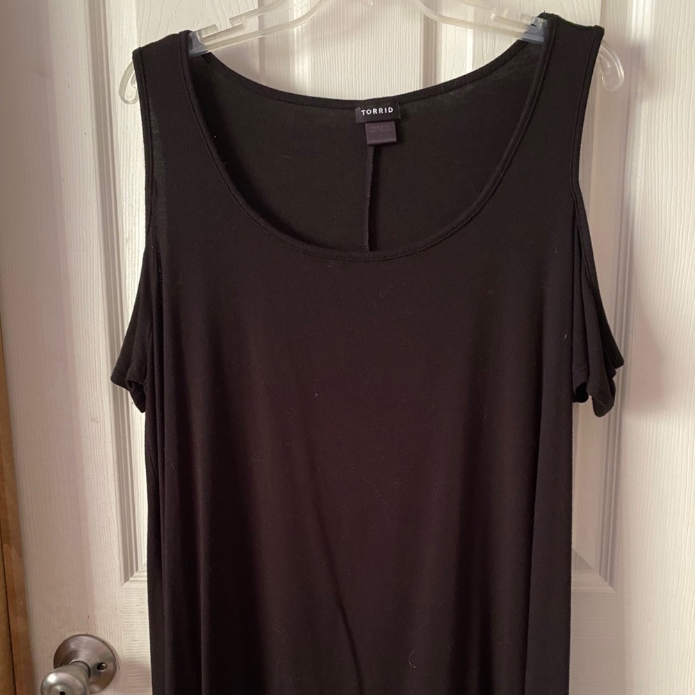 Cold-shoulder top